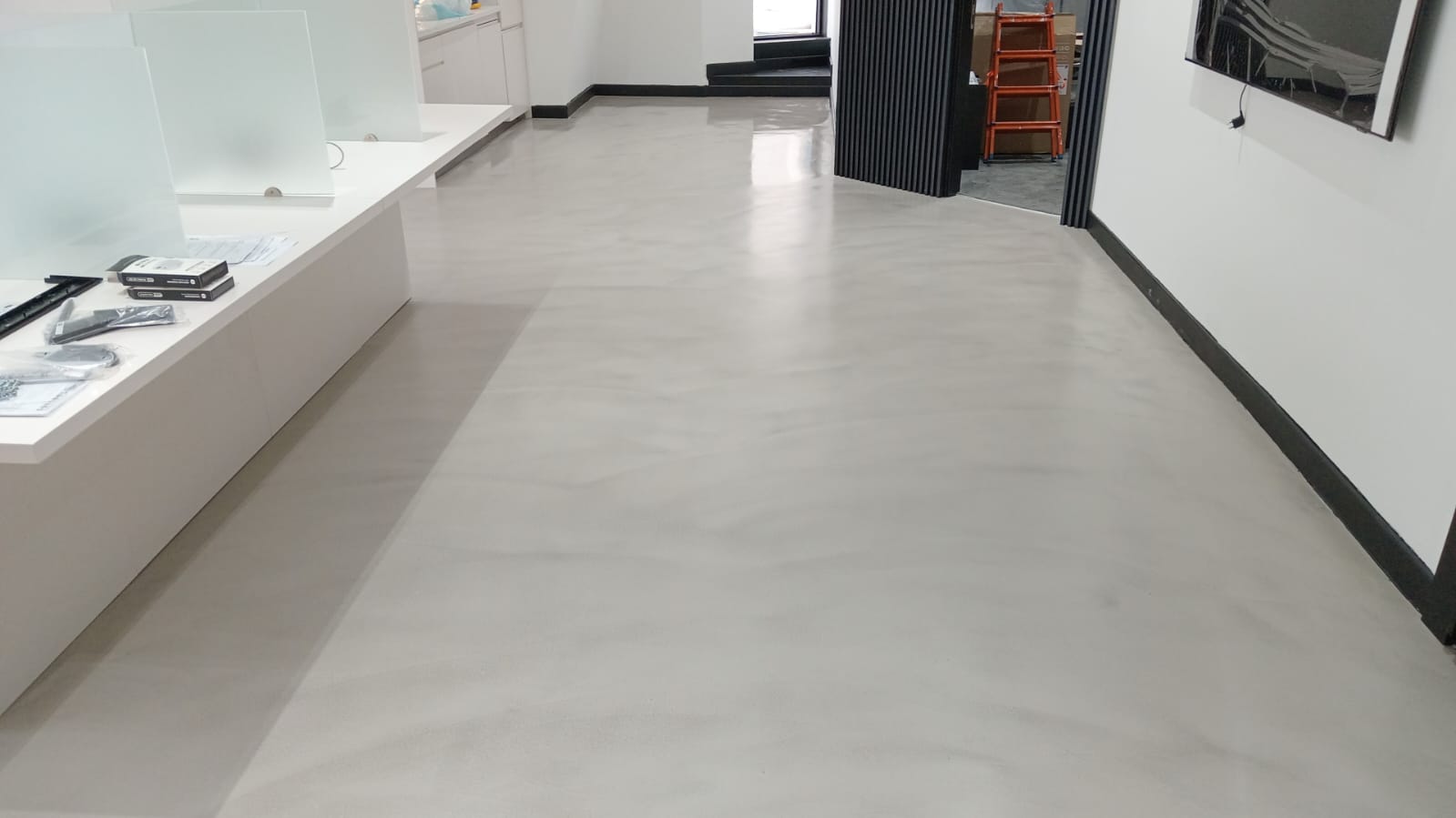 Beton Görünümlü Zemin Kaplama Nedir? Modern Mekanlar için Profesyonel Çözümler