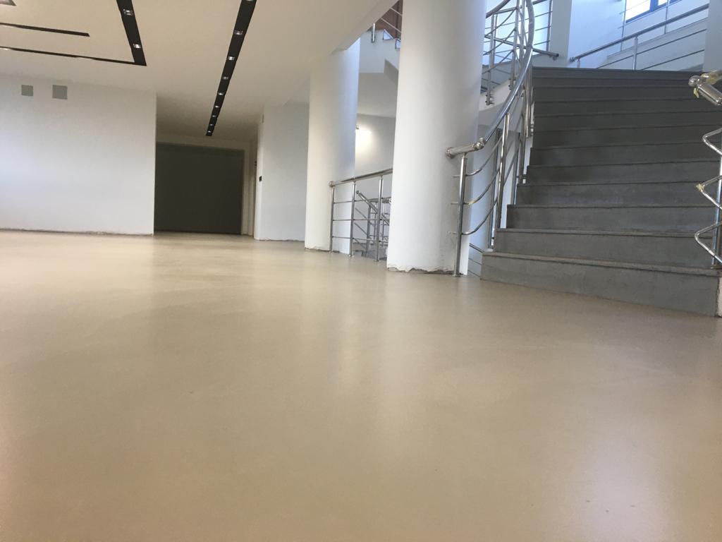 Mikro Beton: Modern Tasarımda Dayanıklılığın ve Estetiğin Buluşması